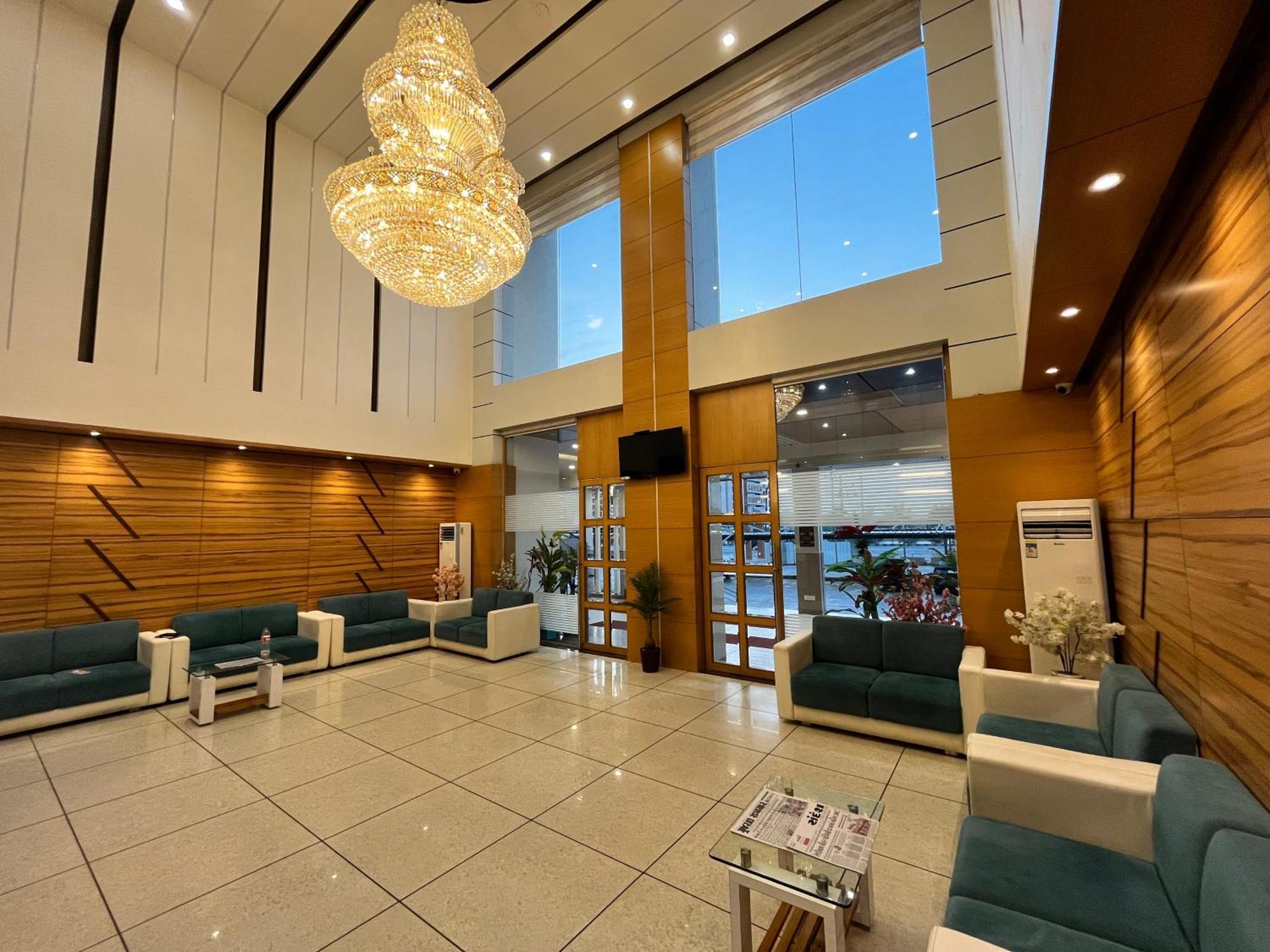 Hotel Grand Darshan วาโดดารา ภายนอก รูปภาพ