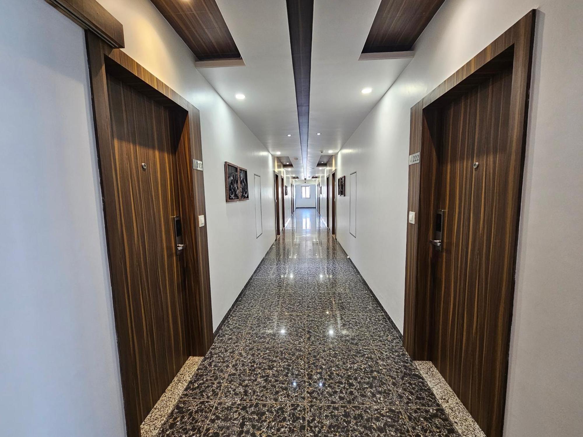 Hotel Grand Darshan วาโดดารา ภายนอก รูปภาพ