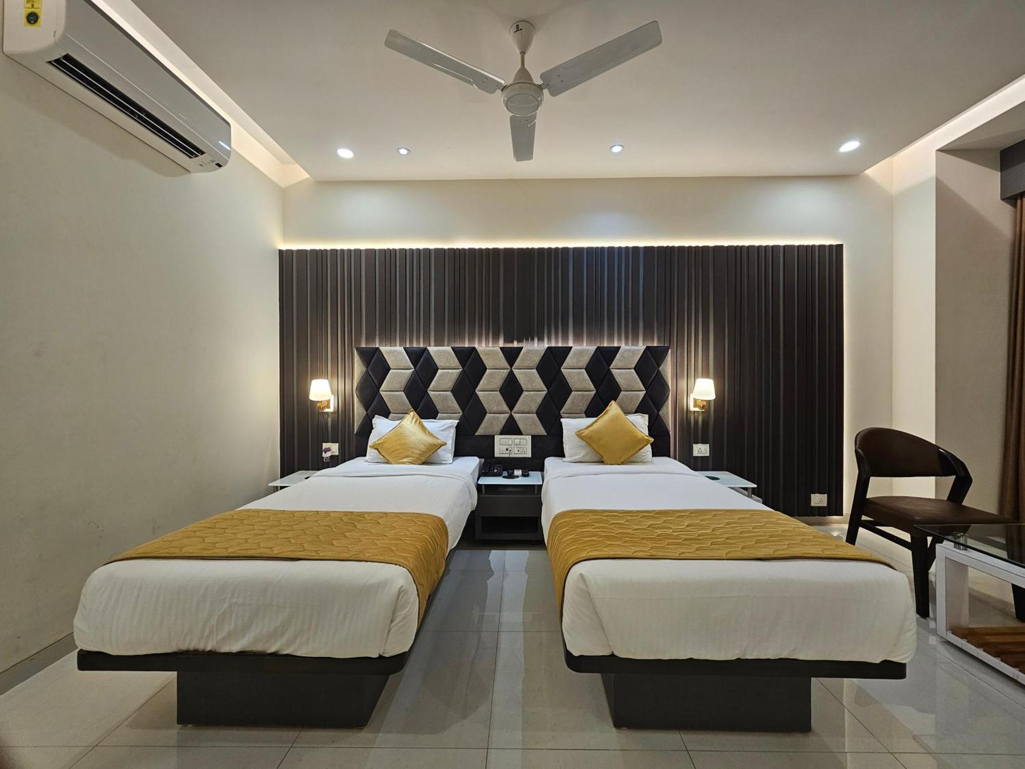 Hotel Grand Darshan วาโดดารา ภายนอก รูปภาพ