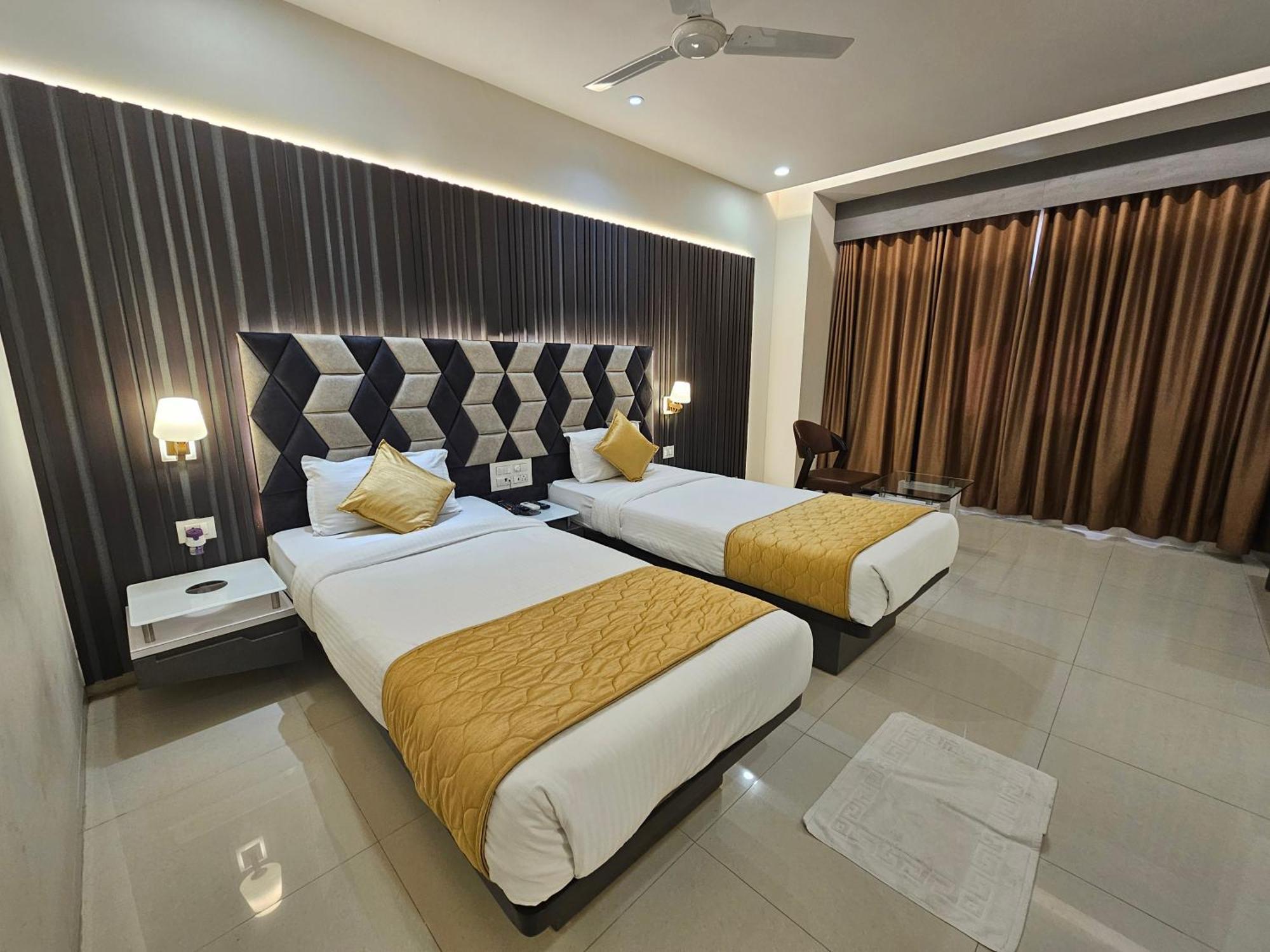 Hotel Grand Darshan วาโดดารา ภายนอก รูปภาพ
