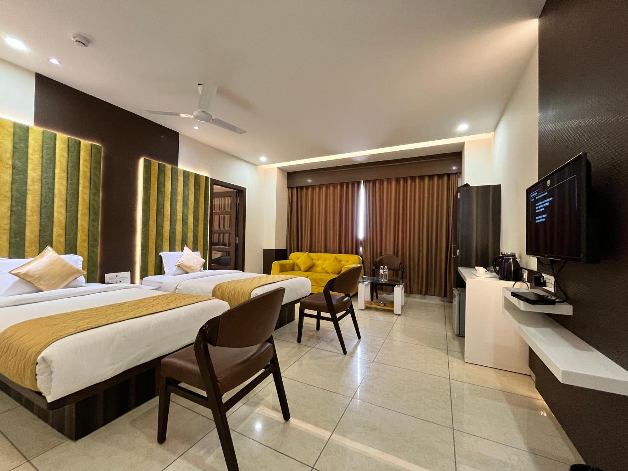 Hotel Grand Darshan วาโดดารา ภายนอก รูปภาพ