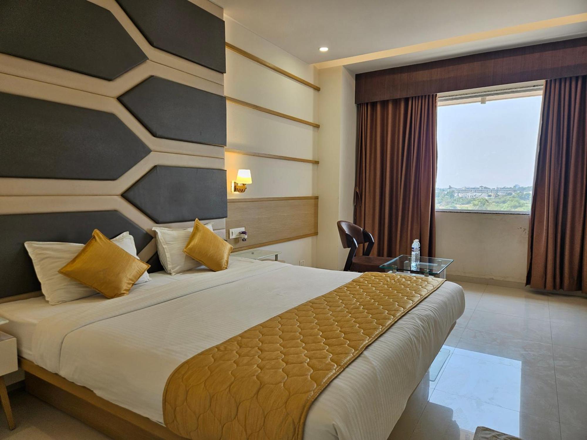 Hotel Grand Darshan วาโดดารา ภายนอก รูปภาพ