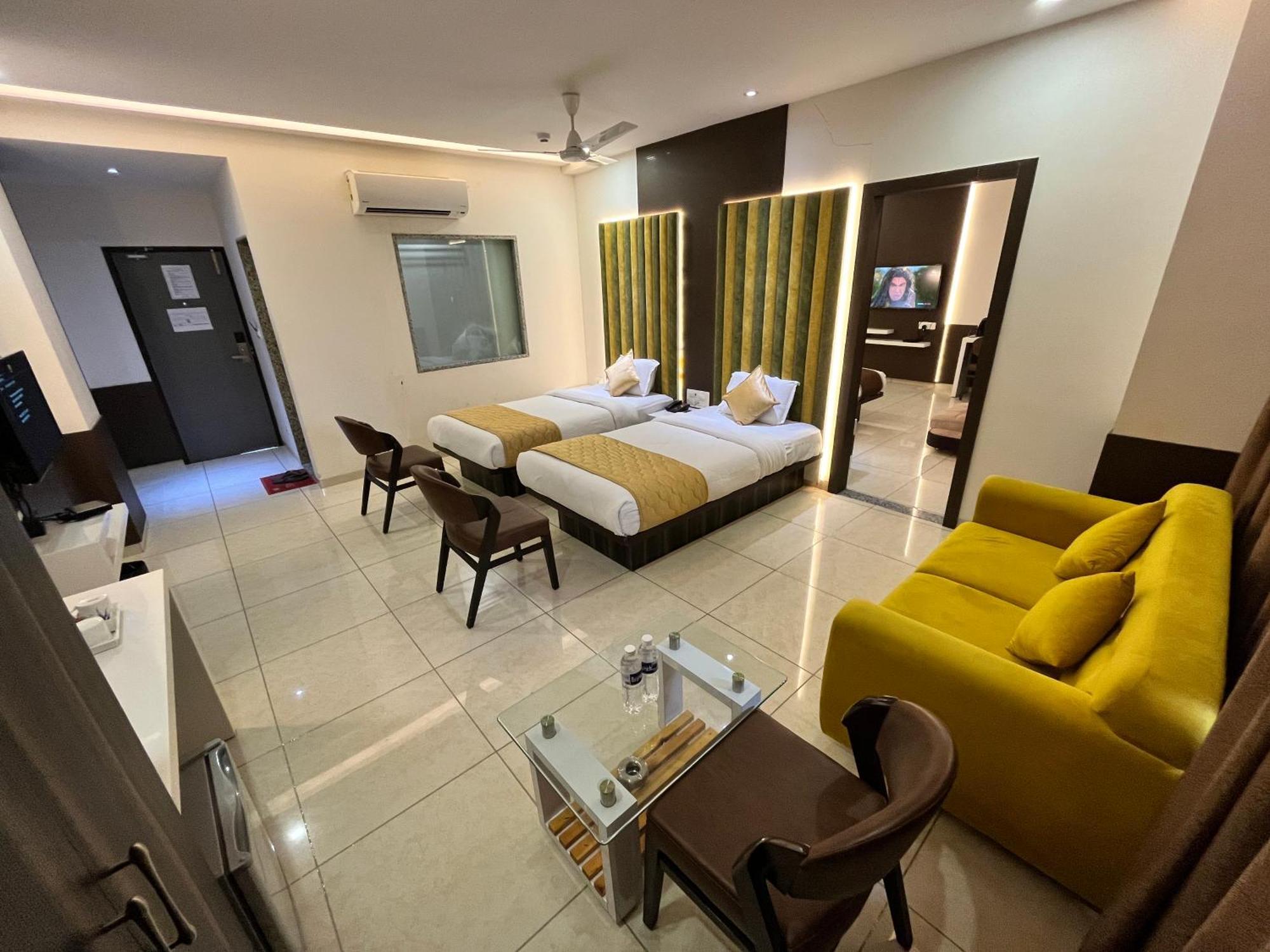 Hotel Grand Darshan วาโดดารา ภายนอก รูปภาพ