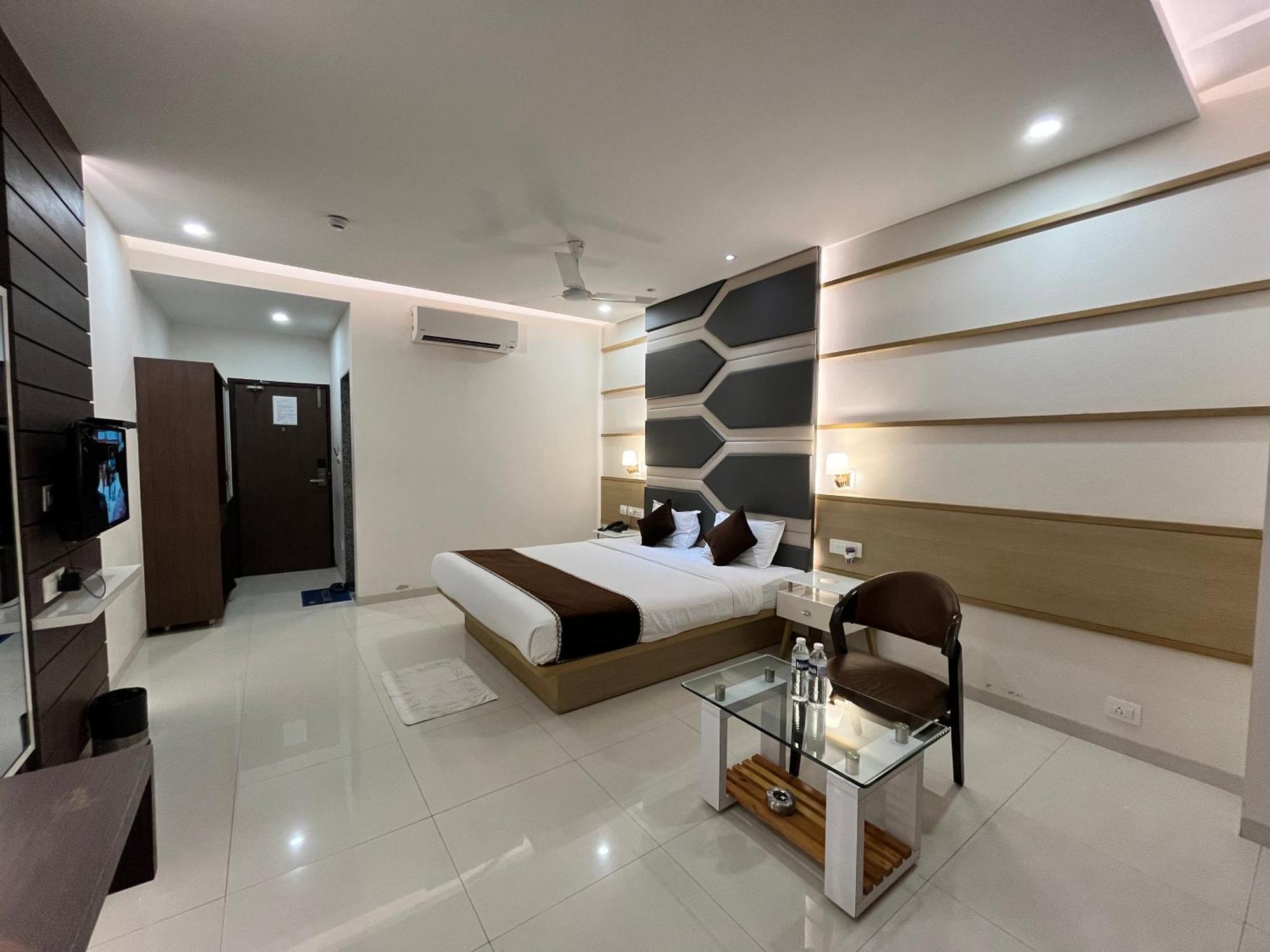 Hotel Grand Darshan วาโดดารา ภายนอก รูปภาพ