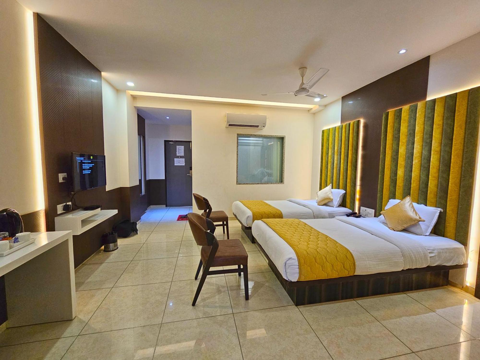 Hotel Grand Darshan วาโดดารา ภายนอก รูปภาพ