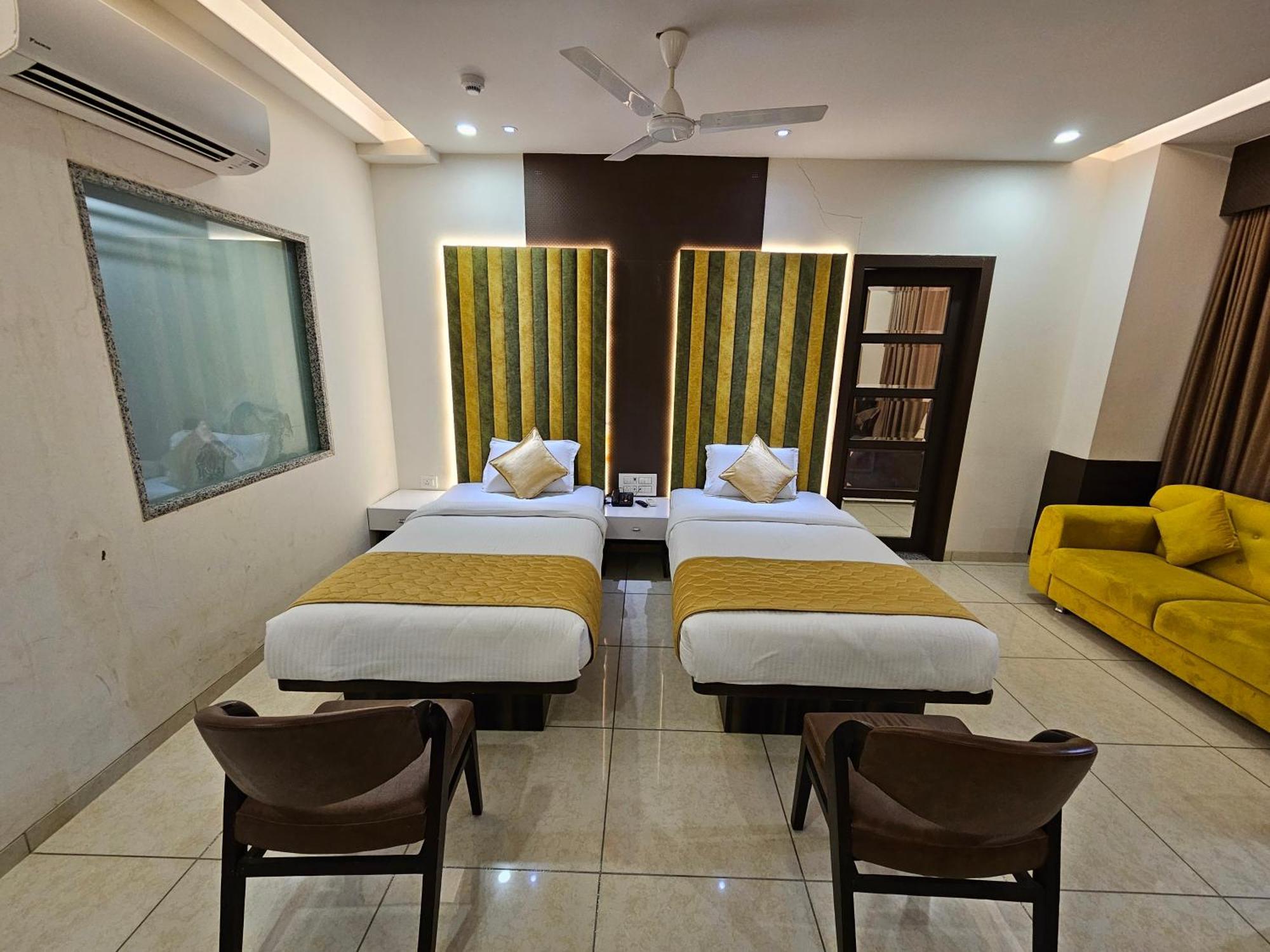 Hotel Grand Darshan วาโดดารา ภายนอก รูปภาพ