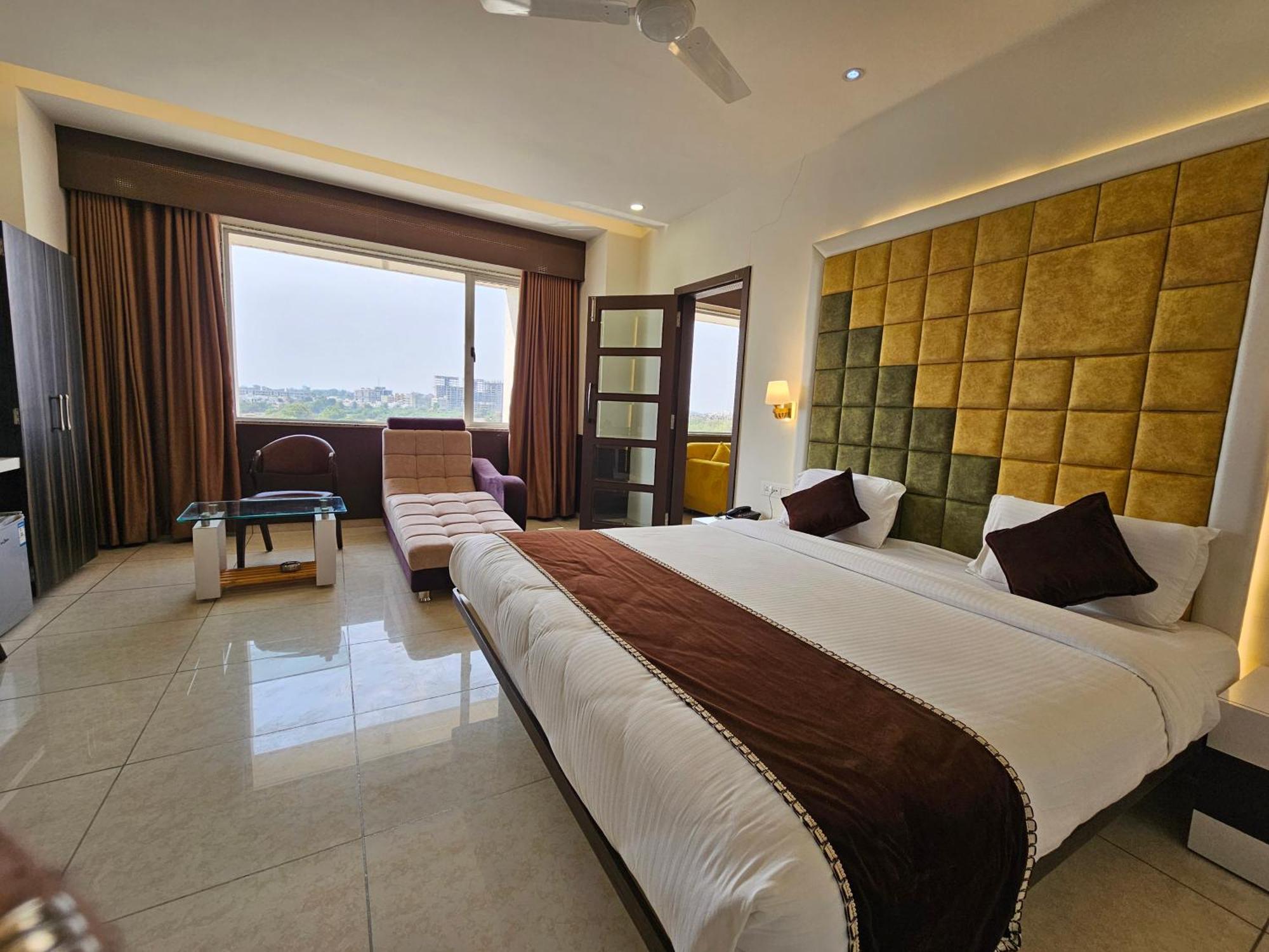 Hotel Grand Darshan วาโดดารา ภายนอก รูปภาพ
