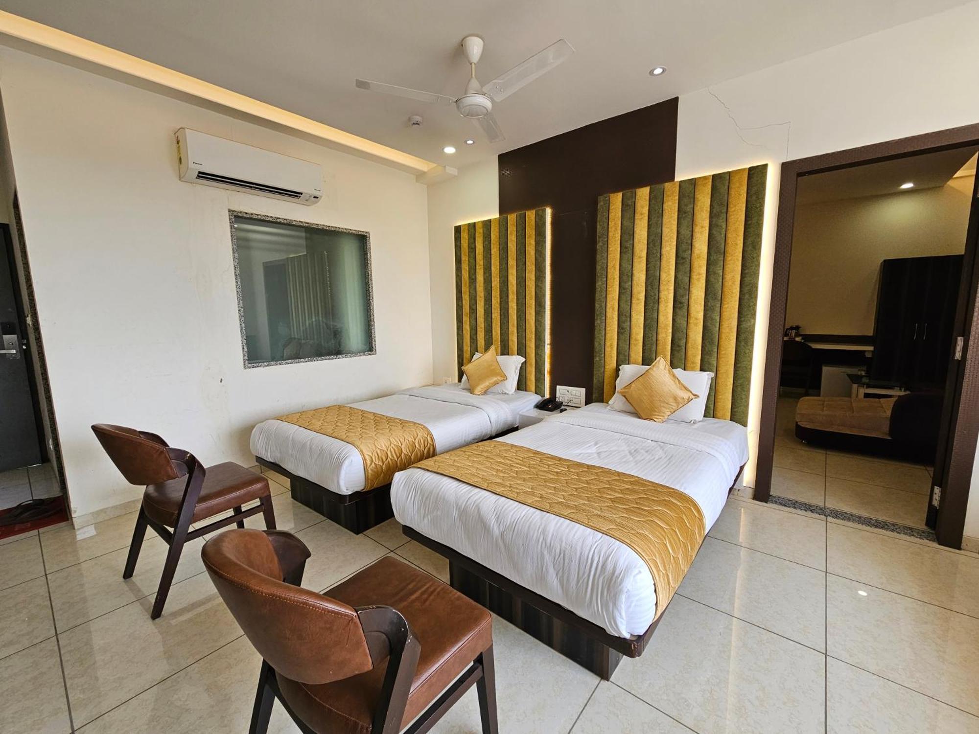 Hotel Grand Darshan วาโดดารา ภายนอก รูปภาพ