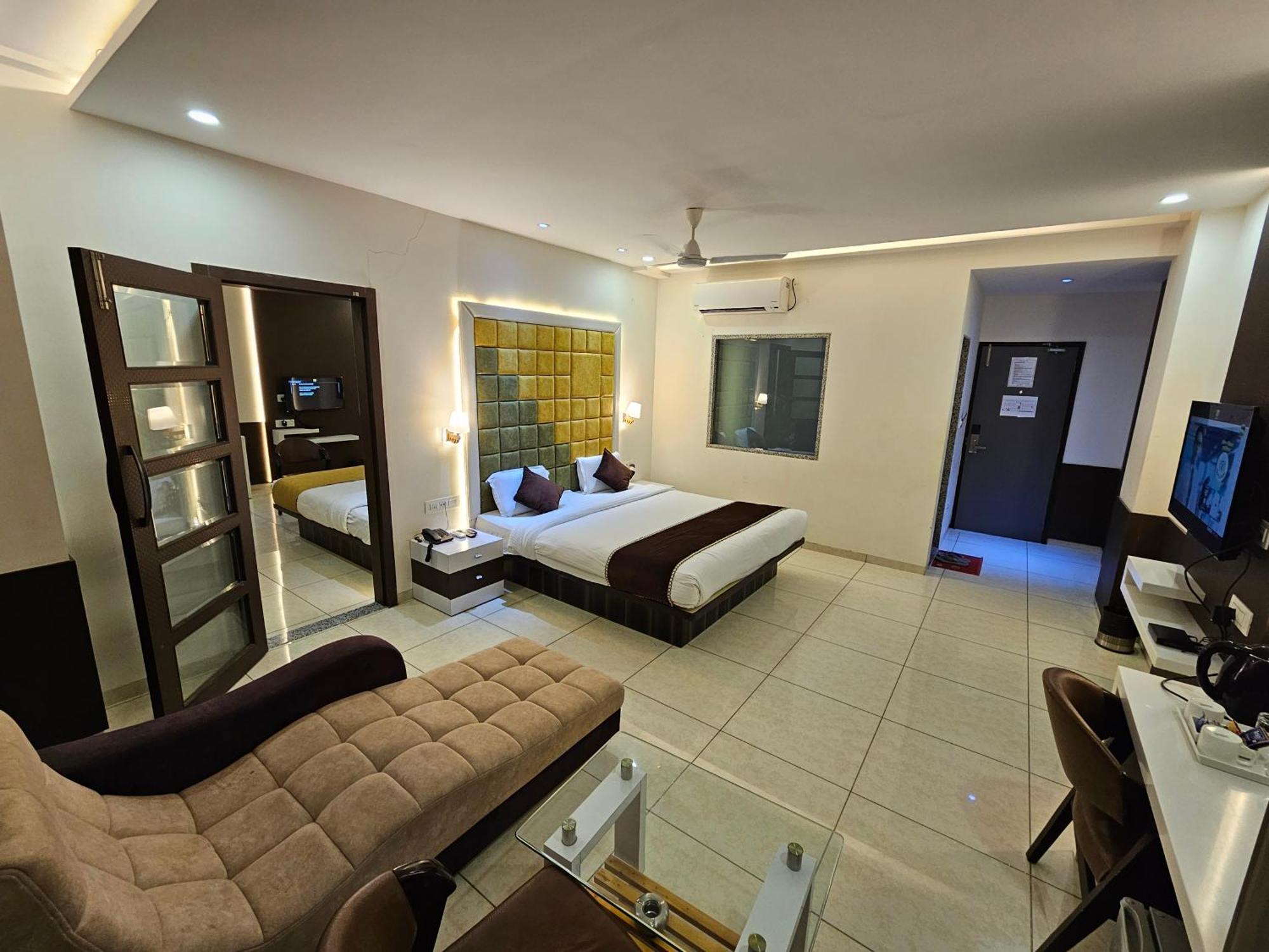 Hotel Grand Darshan วาโดดารา ภายนอก รูปภาพ