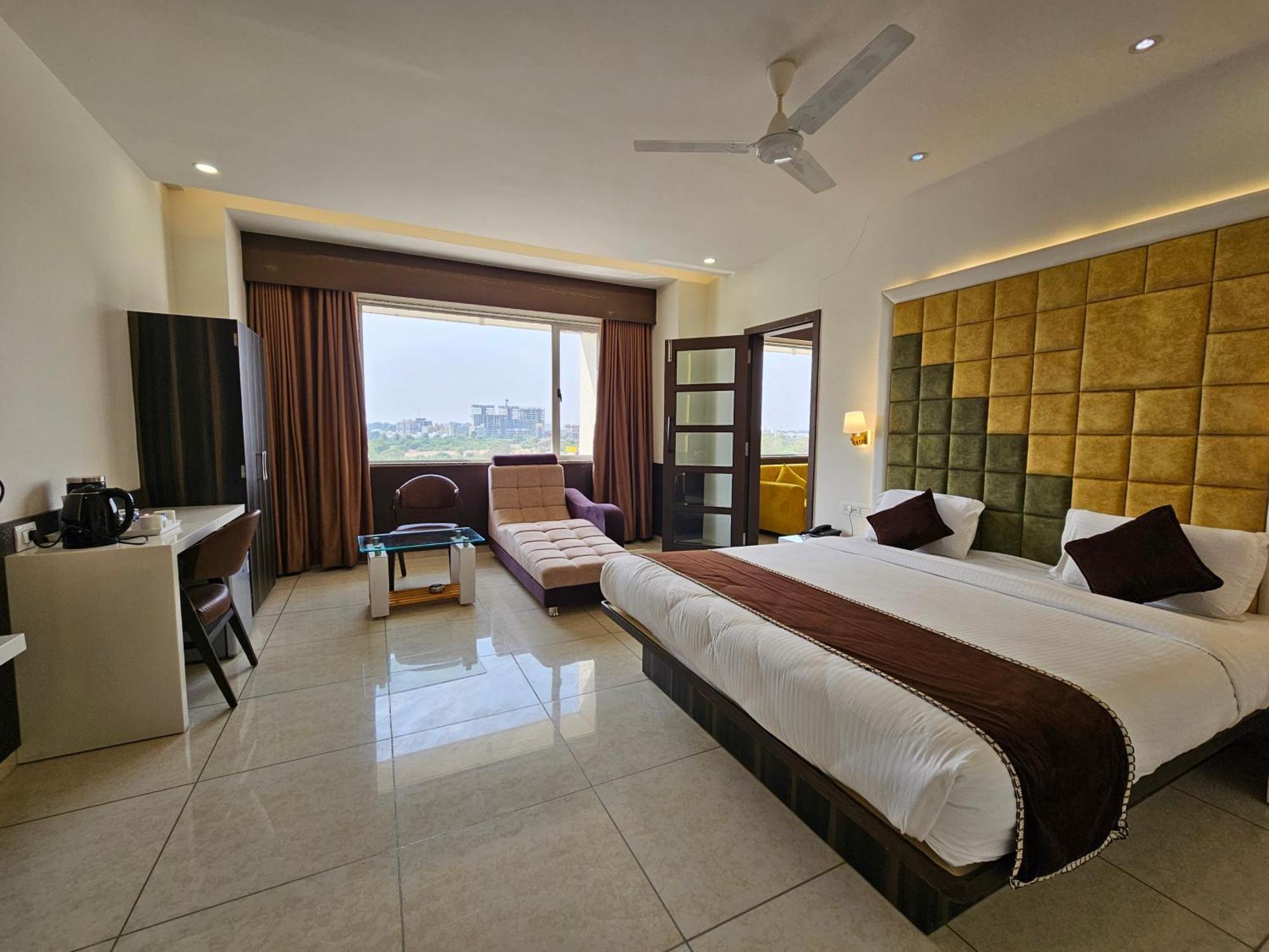 Hotel Grand Darshan วาโดดารา ภายนอก รูปภาพ